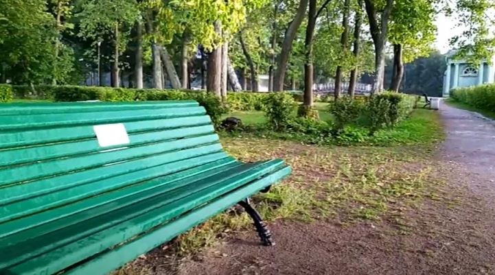 В Гатчинском парке появилась именная скамейка